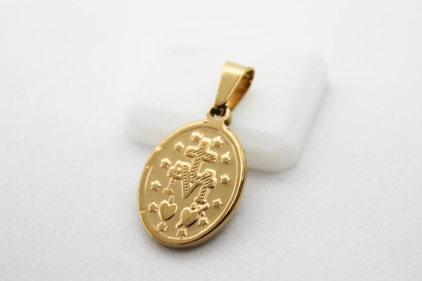 DIJE VIRGEN DE GUADALUPE 28X15MM; TONO DORADO