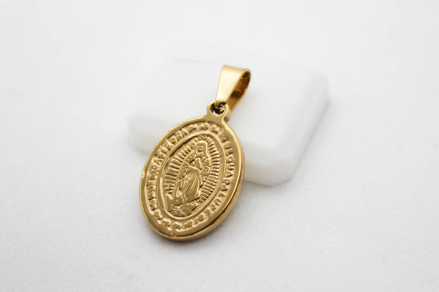 DIJE VIRGEN DE GUADALUPE 28X15MM; TONO DORADO