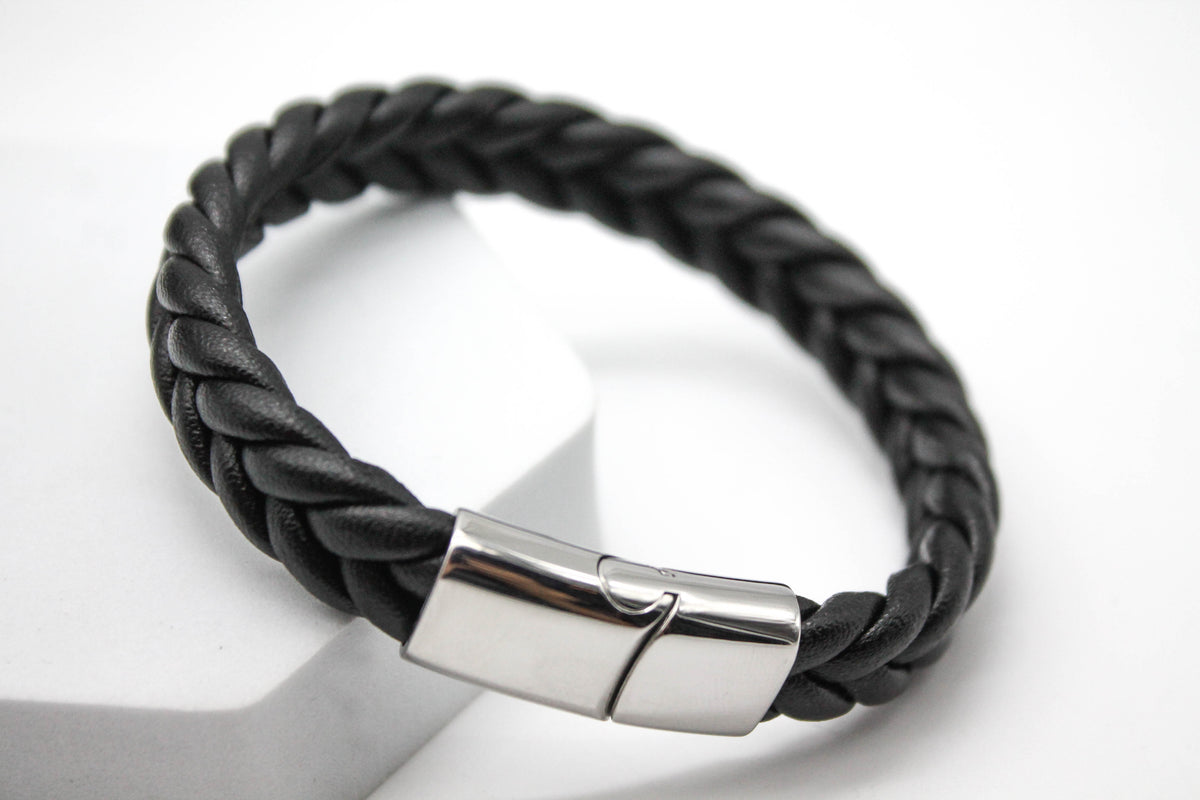 PULSERA CABALLERO TRENZA PIEL NEGRA 6MM DE GROSOR; BROCHE PLATEADO