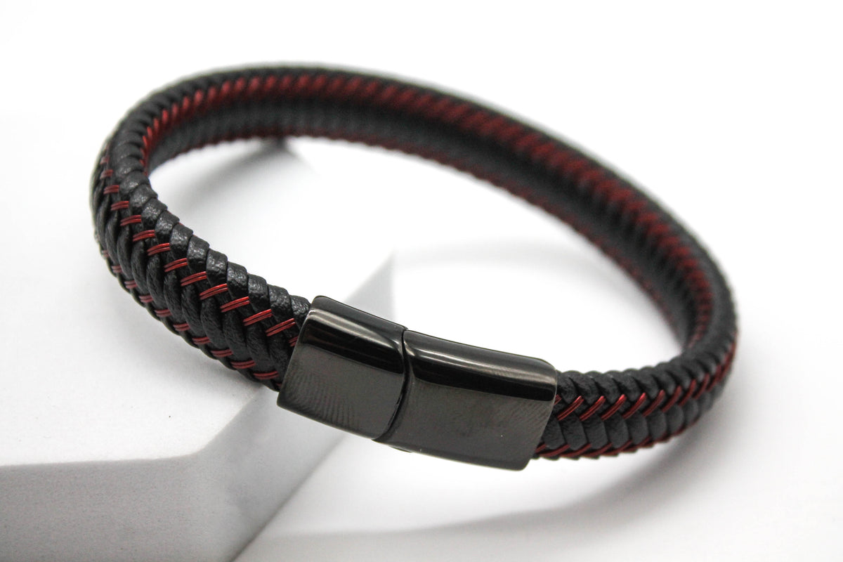 PULSERA CABALLERO PIEL NEGRA HILO ROJO BROCHE ACERO NEGRO