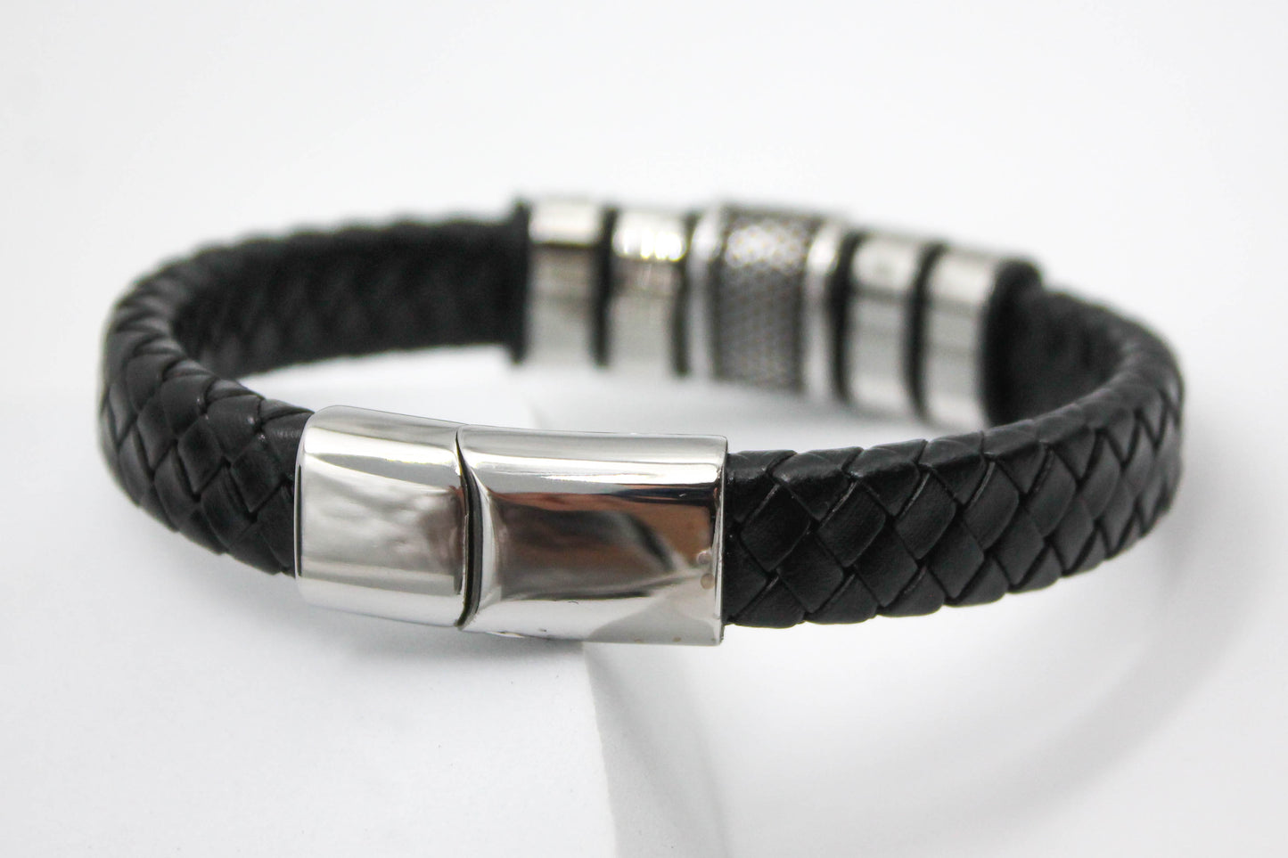 PULSERA CABALLERO PIEL NEGRA BARRIL CUATRO PLACAS ACERO; TONO PLATEADO