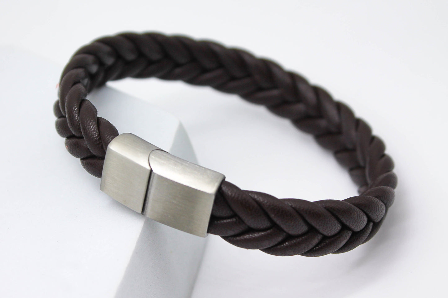 PULSERA TRENZA PIEL CAFE 6MM DE GROSOR; BROCHE PLATEADO