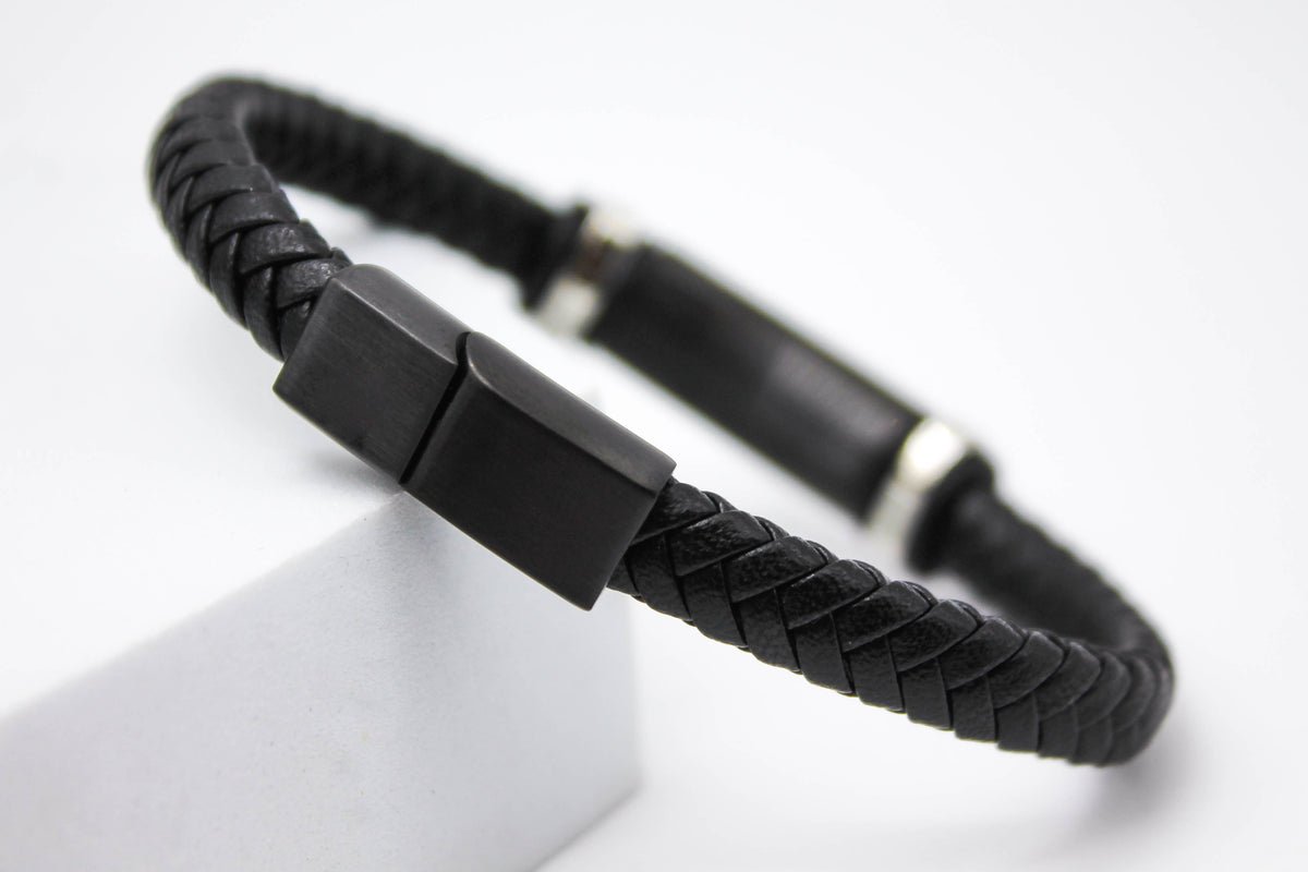PULSERA CABALLERO PIEL NEGRA PLACA NEGRA CON LINEAS PLATEADAS BROCHE NEGRO