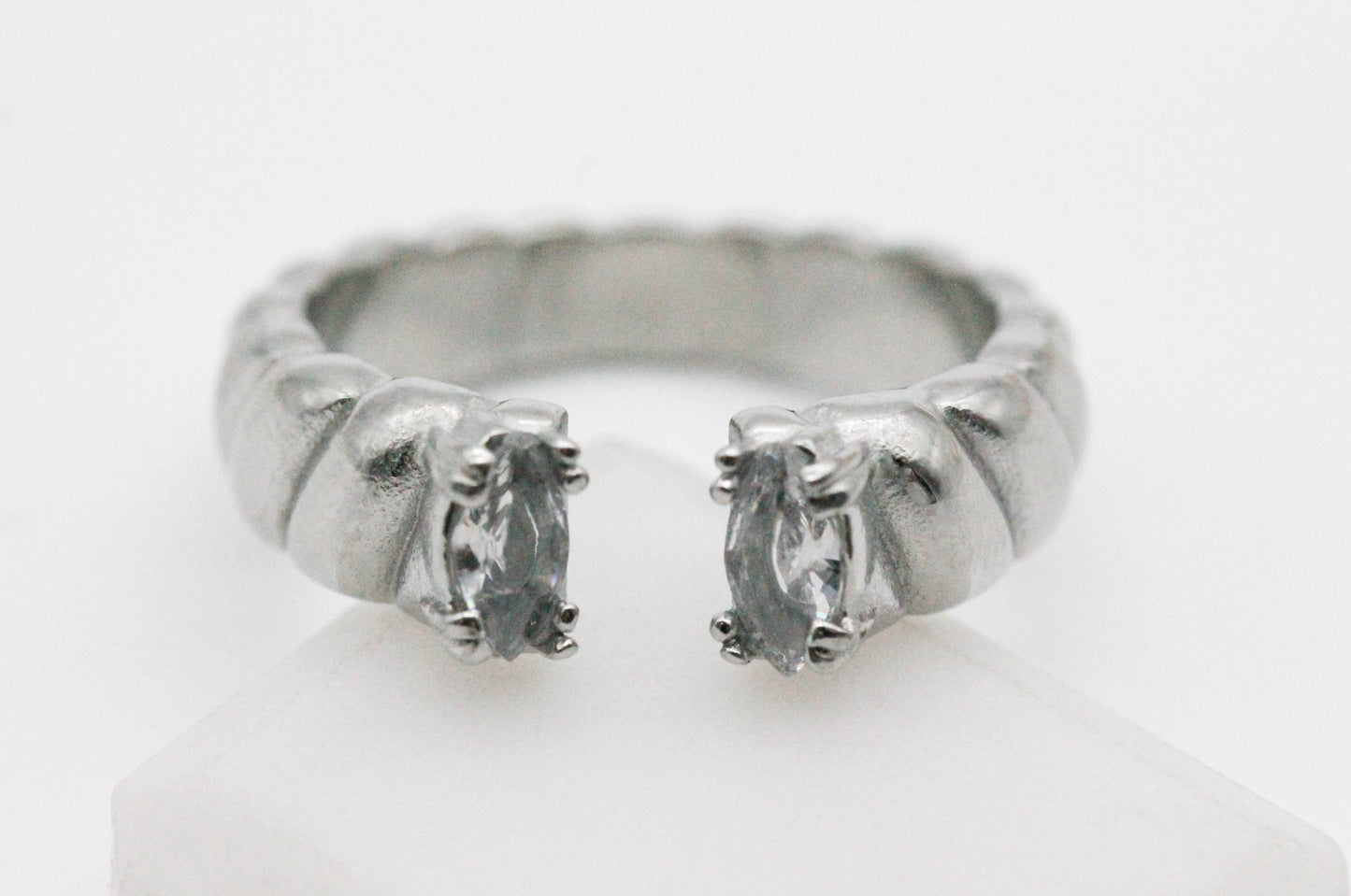 ANILLO AJUSTABLE CUERDA CIRCONIAS ADENTRO, TONO PLATEADO