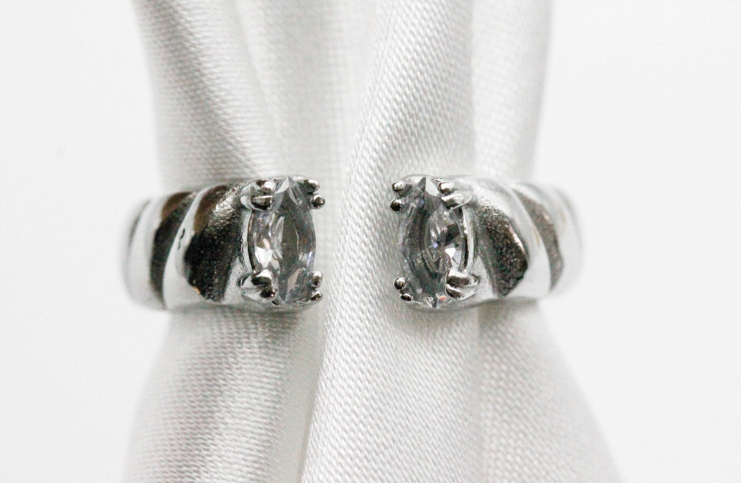 ANILLO AJUSTABLE CUERDA CIRCONIAS ADENTRO, TONO PLATEADO