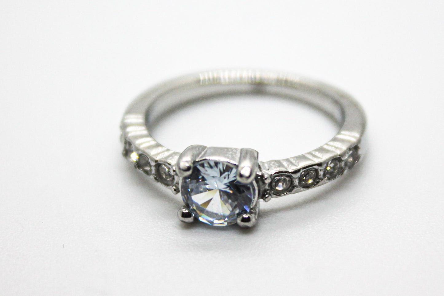 ANILLO SOLITARIO MEDIA CHURUMBELA; TONO PLATEADO
