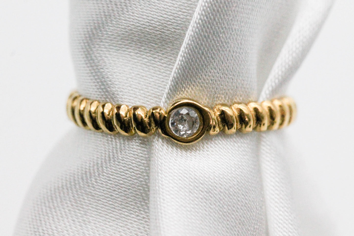 ANILLO AJUSTABLE SOLITARIO CUERDA, TONO DORADO