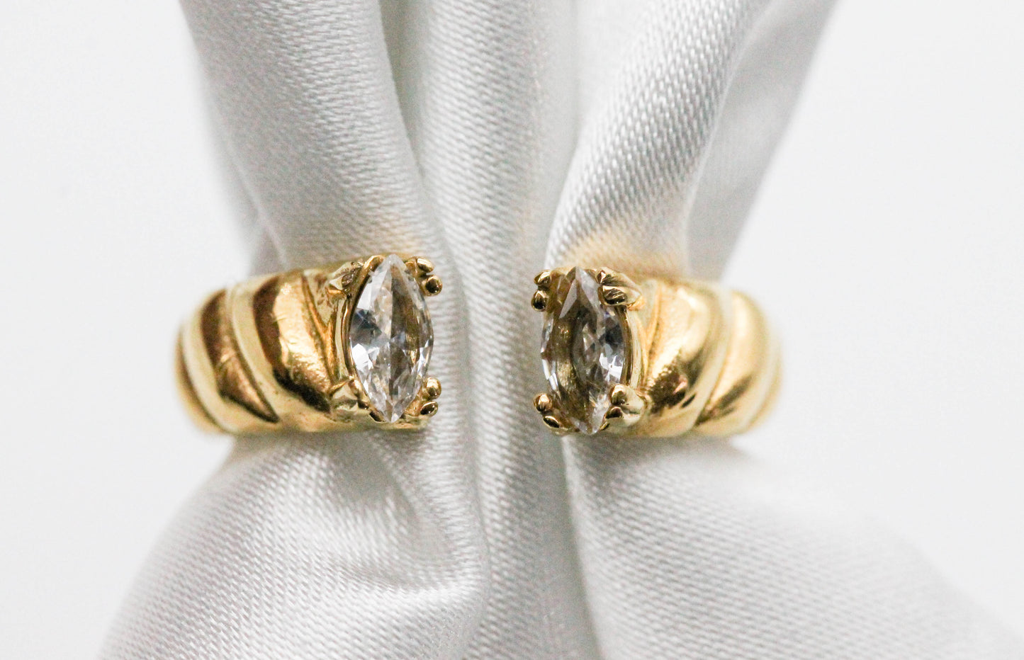 ANILLO AJUSTABLE CUERDA CIRCONIAS EXTREMOS, TONO DORADO