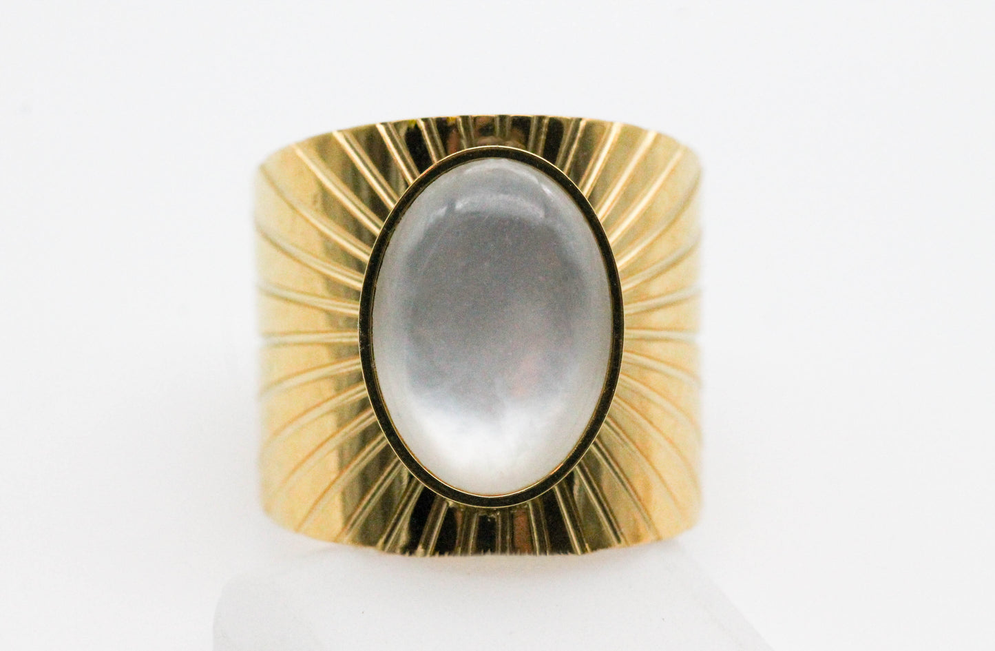 ANILLO AJUSTABLE ANCHO PIEDRA OVAL BLANCA, TONO DORADO