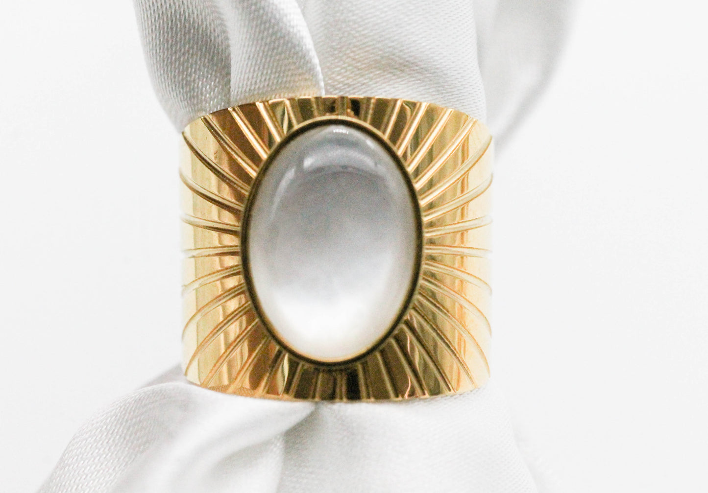 ANILLO AJUSTABLE ANCHO PIEDRA OVAL BLANCA, TONO DORADO
