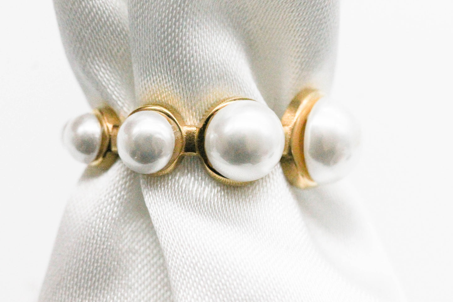 ANILLO AJUSTABLE MEDIAS PERLAS SINTETICAS VARIOS TAMAÑOS, TONO DORADO