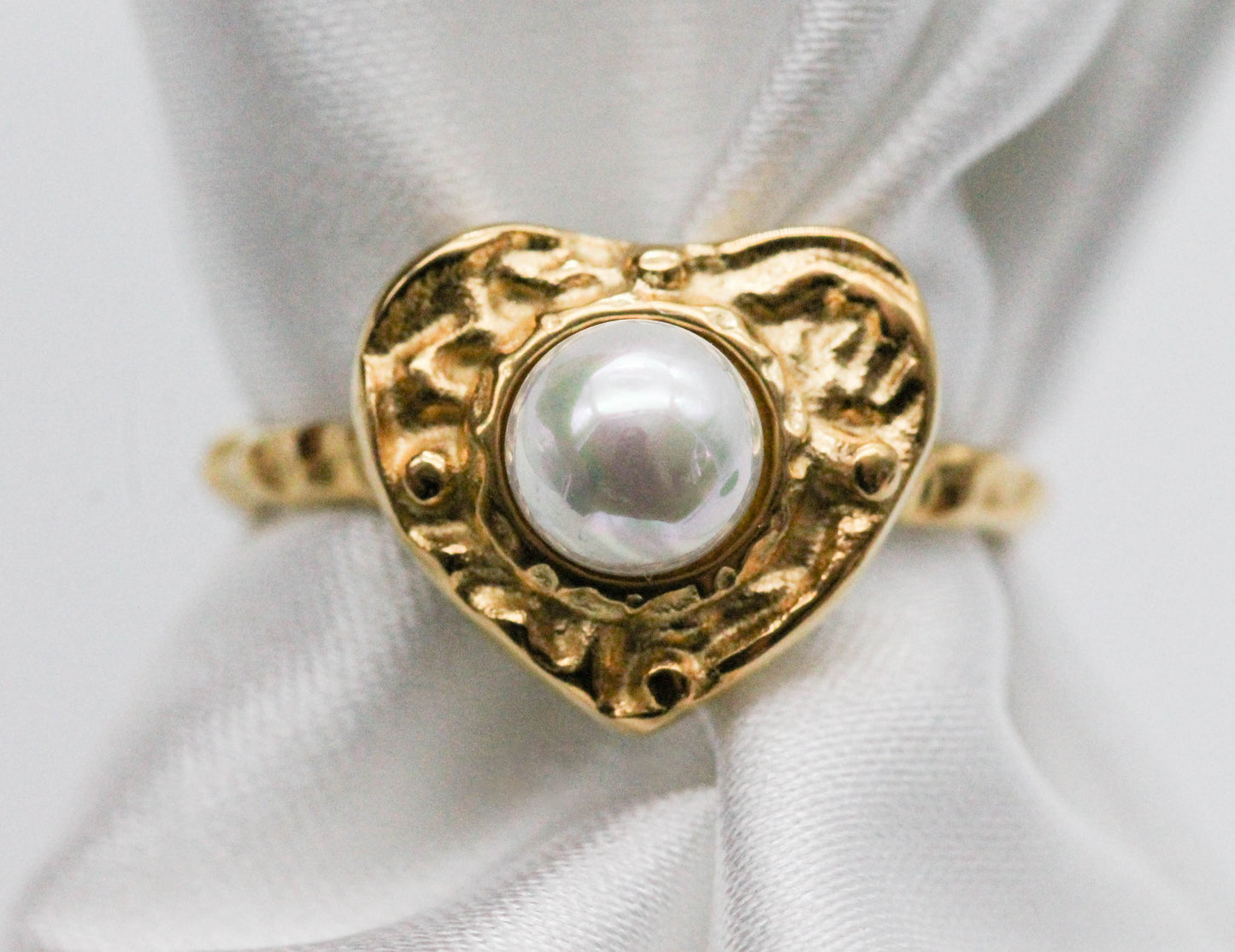 ANILLO AJUSTABLE CORAZON MEDIA PERLA SINTETICA, TONO DORADO