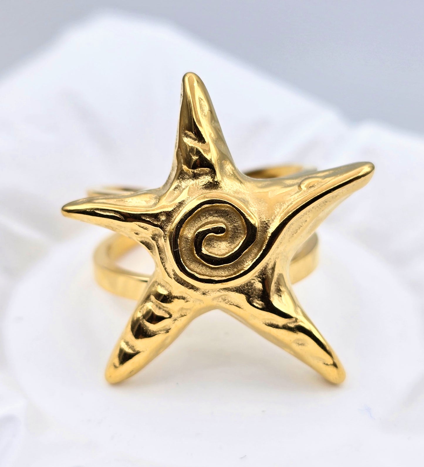 *ANILLO AJUSTABLE ESTRELLA DE MAR; TONO DORADO*
