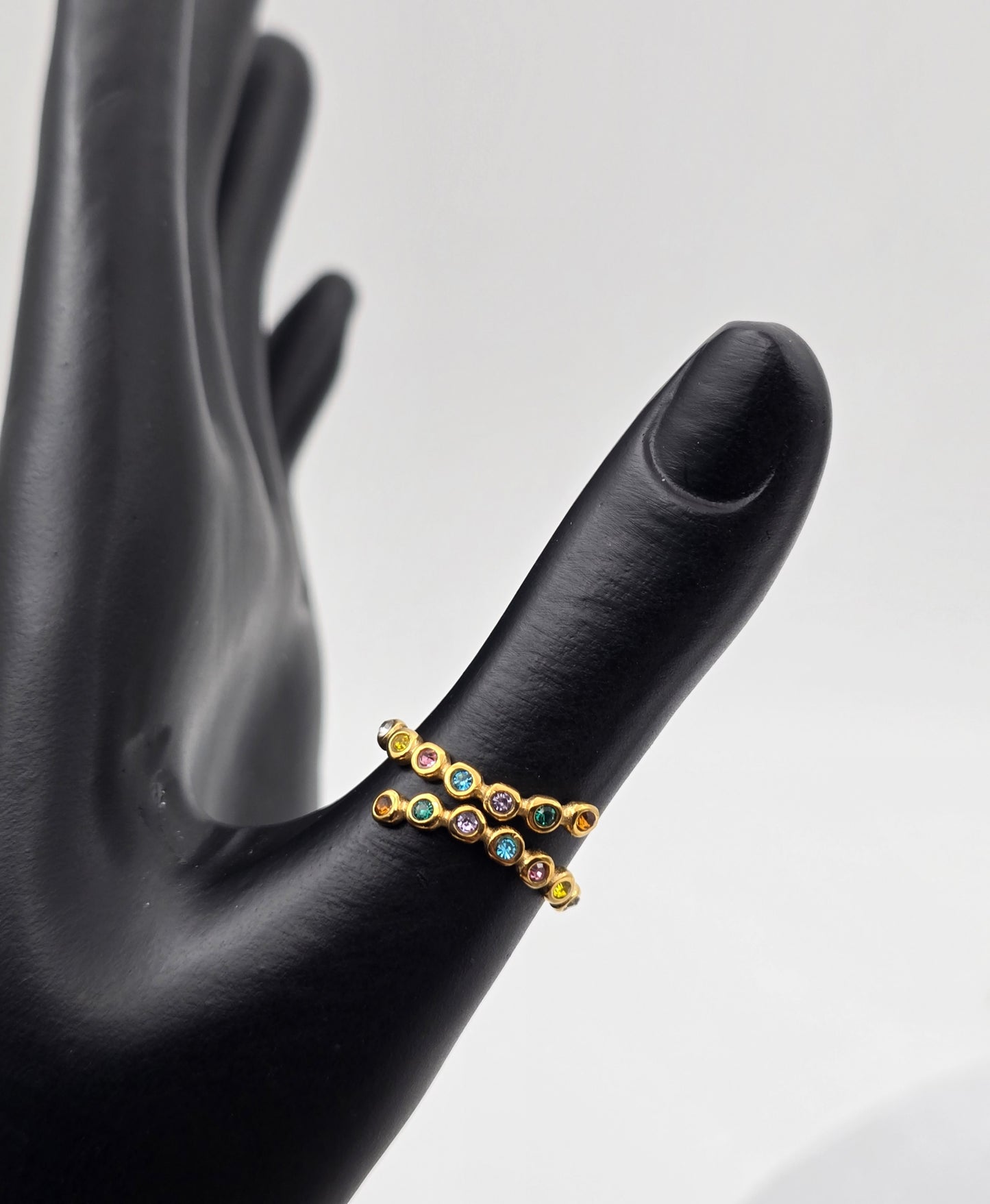 *ANILLO AJUSTABLE CIRCONIAS DE COLORES; TONO DORADO*