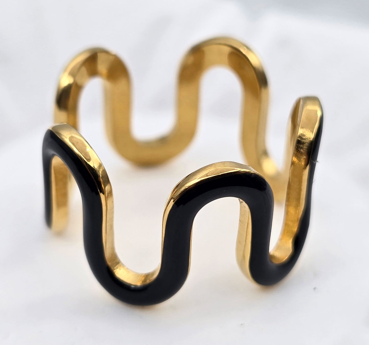 *ANILLO ONDAS ESMALTE NEGRO; TONO DORADO*