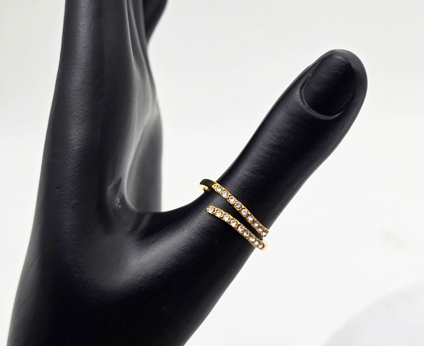 *ANILLO AJUSTABLE CIRCONIAS EN ONDAS; TONO DORADO*