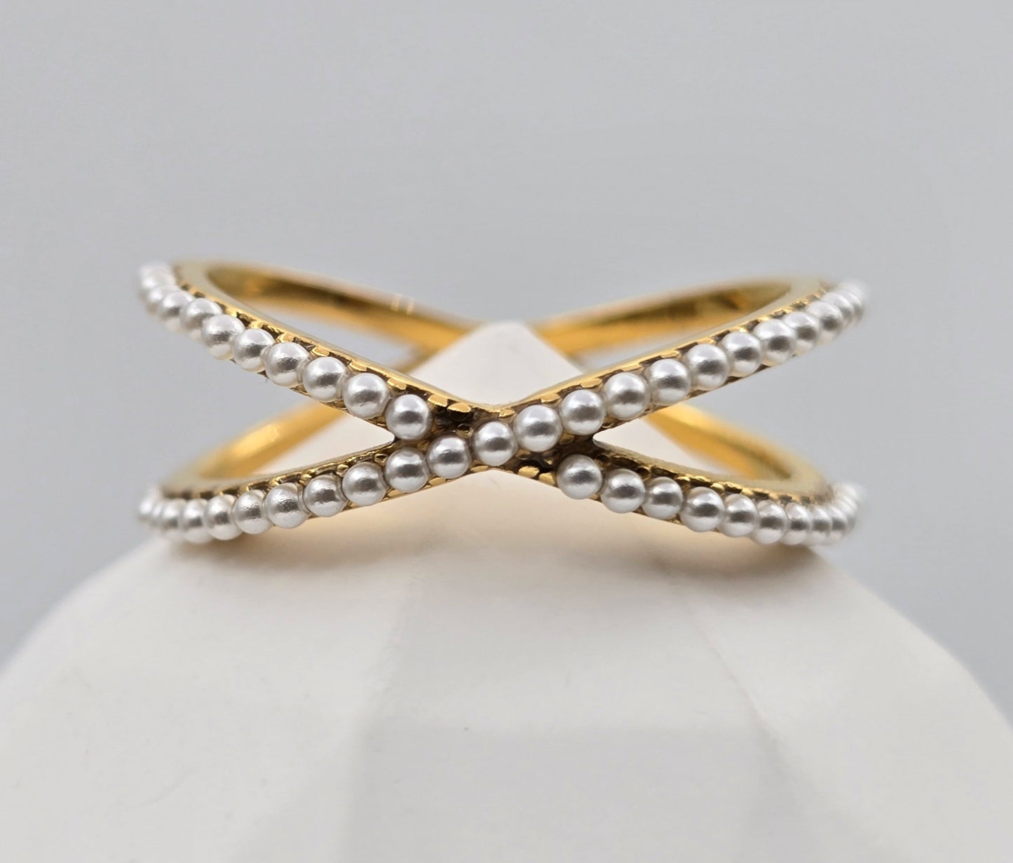 *ANILLO MINI PERLAS EN CRUZ, TONO DORADO*