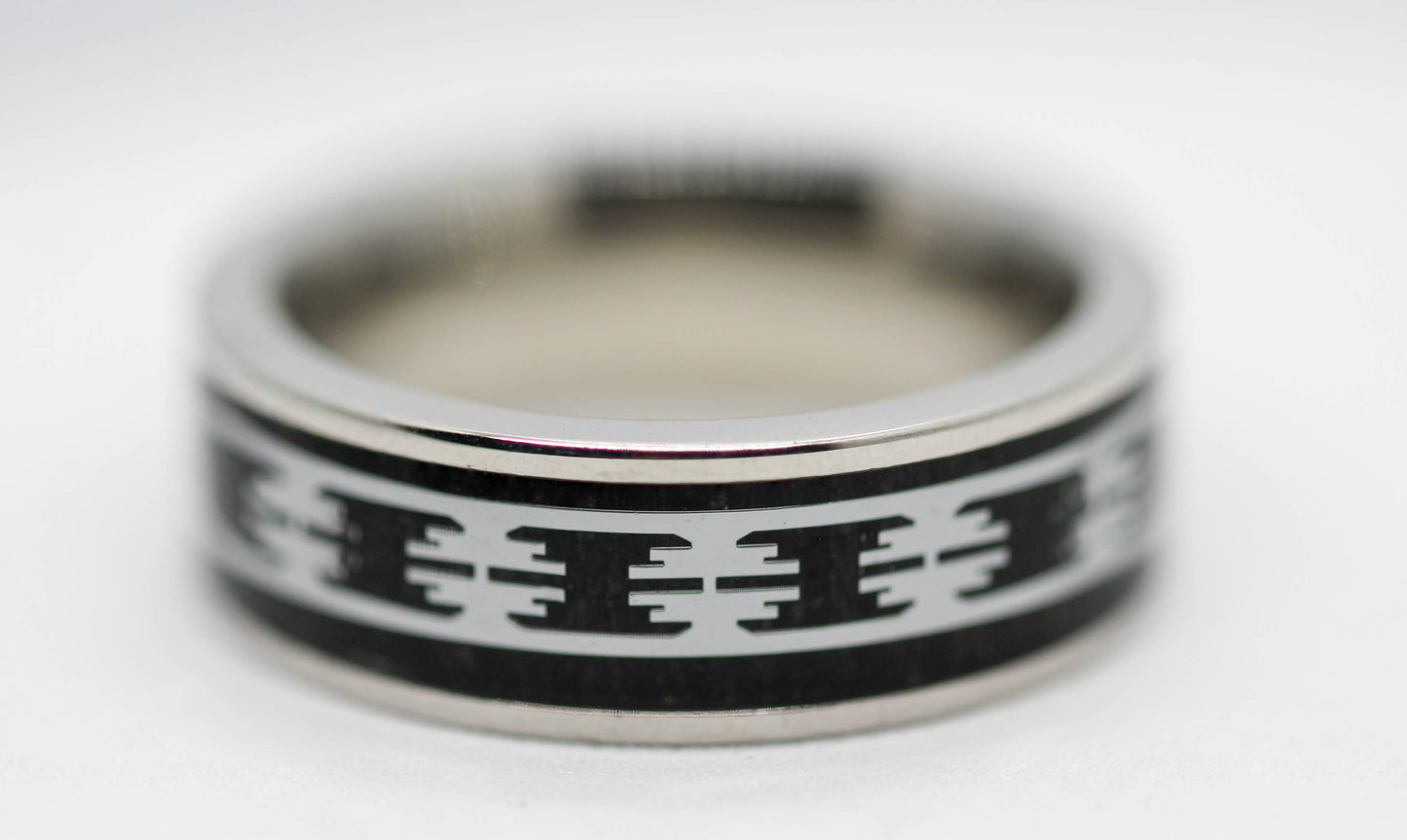 ANILLO CABALLERO GRECAS NEGRAS ENCAPSULADAS; TONO PLATEADO