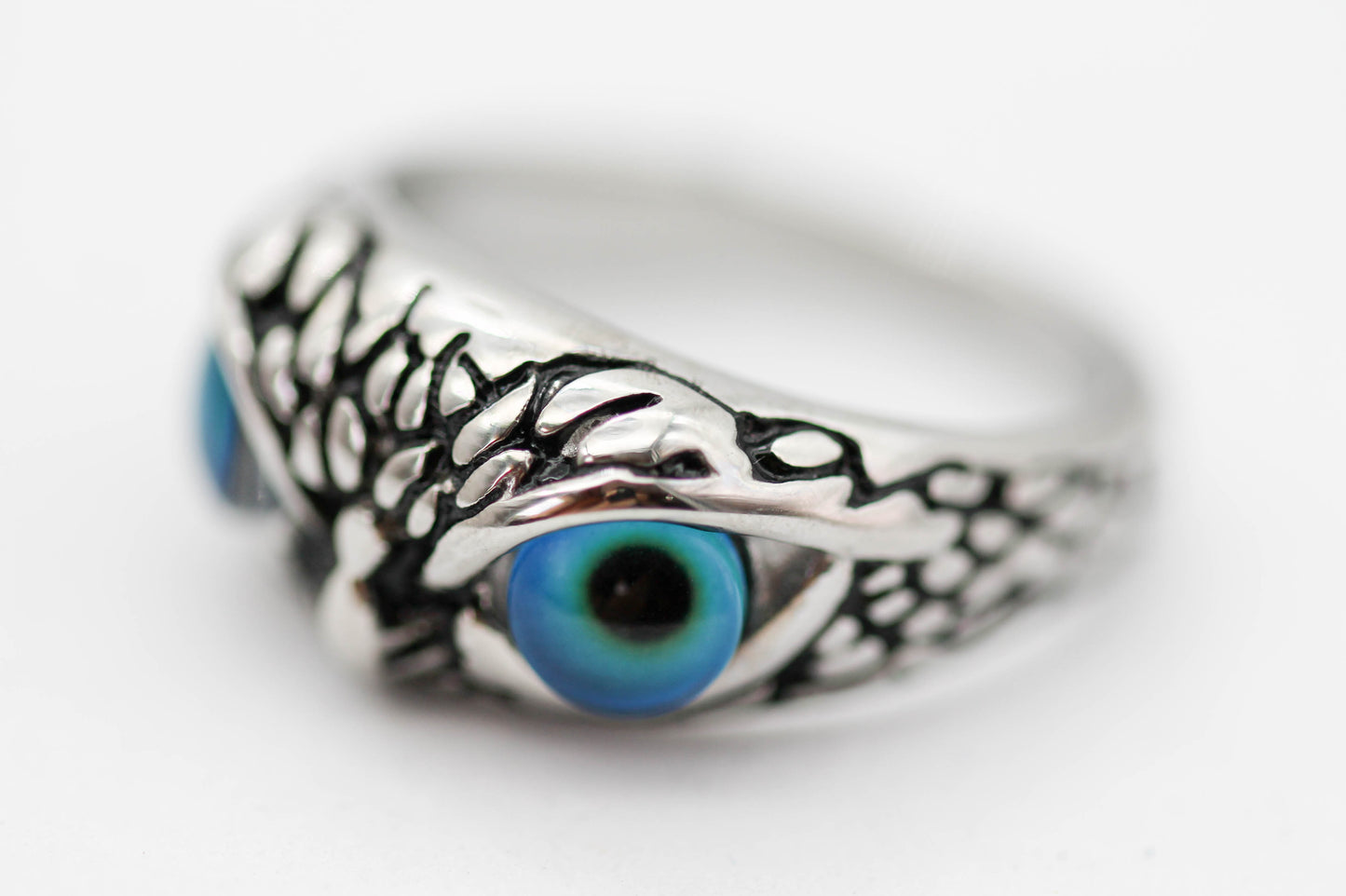 ANILLO CABALLERO BUHO OJOS AZULES SALTONES; TONO PLATEADO
