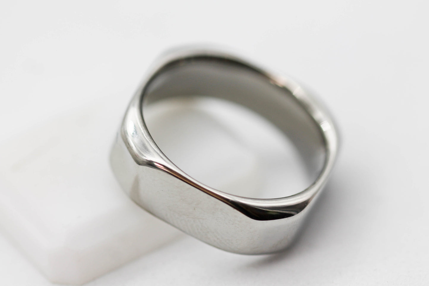 ANILLO UNISEX SEMI CUADRARO "ESQUINAS PLANAS" ; TONO PLATEADO