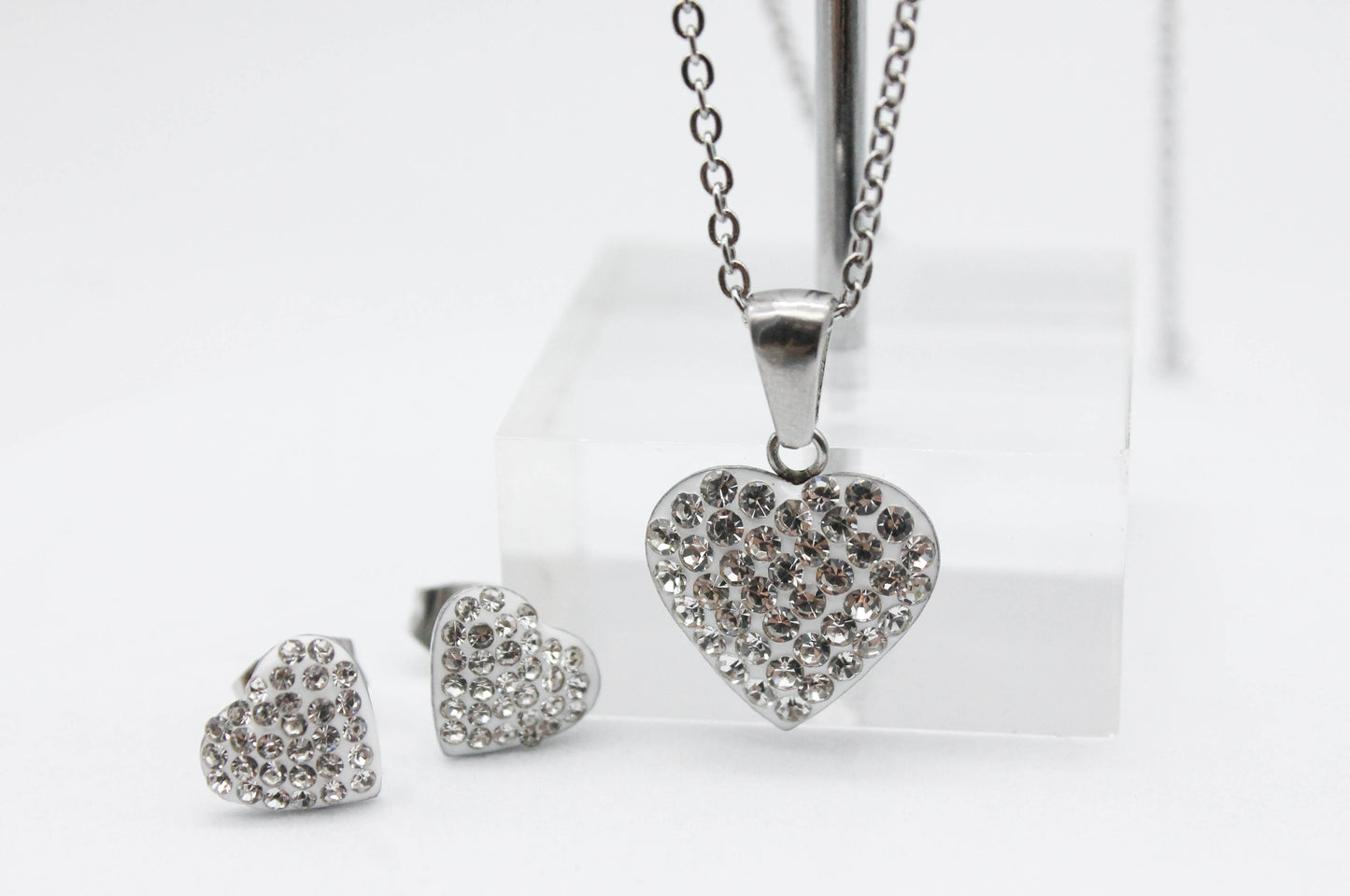 SET CORAZON CIRCONIA BROQUELES 9MM COLLAR 45 CMS DIJE 14MM; TONO PLATEADO