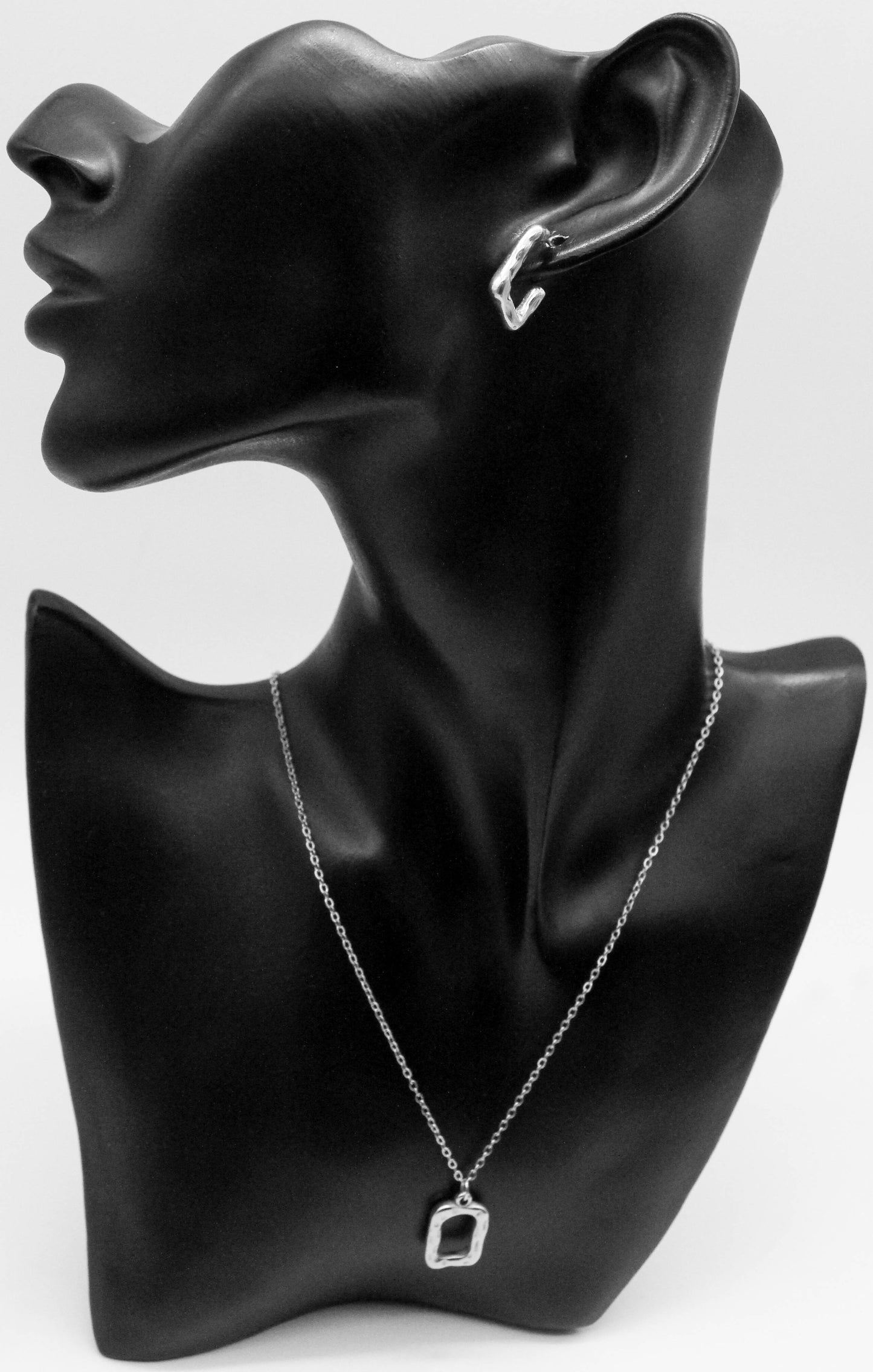 SET CUADRO DISTORCIONADO COLLAR 45CM DE LARGO; DIJE 20MM; ARETES SEMI CUADRADO 20MM; TONO PLATEADO