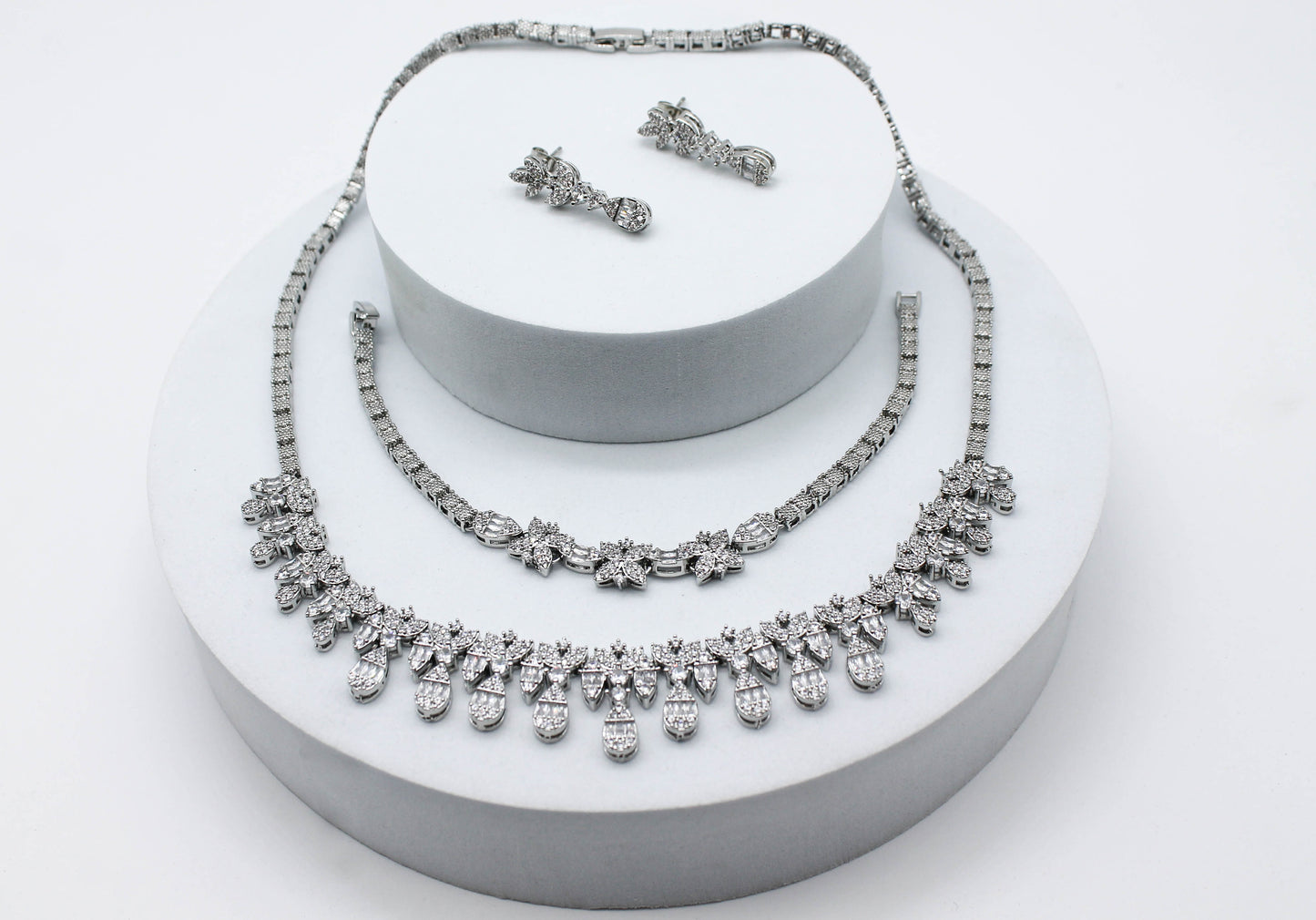 SET HOJA / GOTA CRISTALES BLANCOS; ARETE 2.5CM DR LARGO; PULSERA 19CM; COLLAR 47CM; TONO PLATEADO