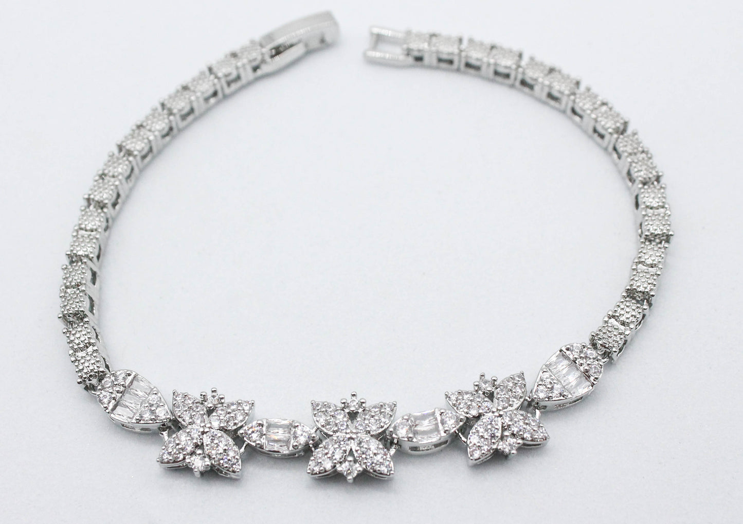 SET HOJA / GOTA CRISTALES BLANCOS; ARETE 2.5CM DR LARGO; PULSERA 19CM; COLLAR 47CM; TONO PLATEADO