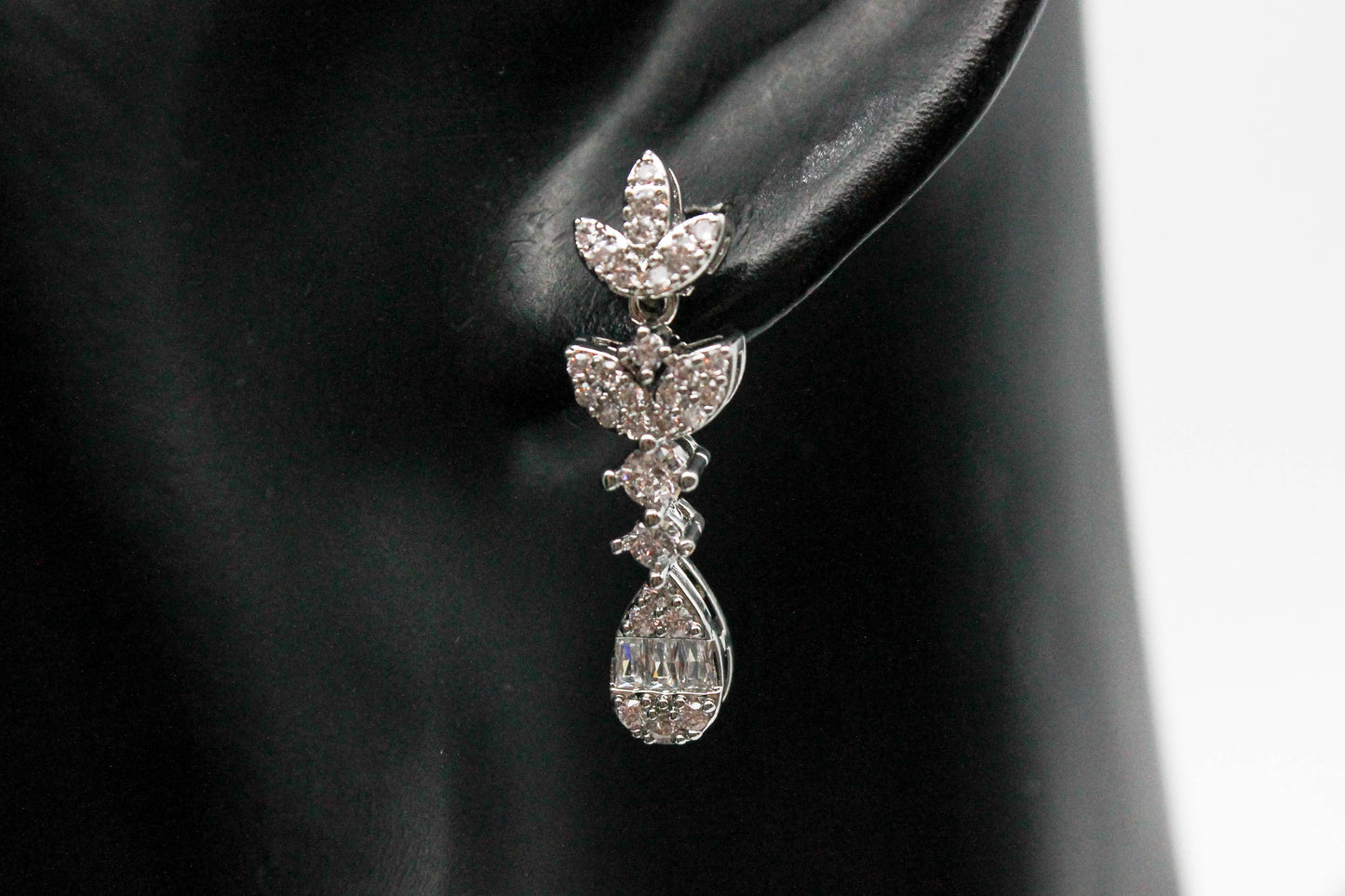 SET HOJA / GOTA CRISTALES BLANCOS; ARETE 2.5CM DR LARGO; PULSERA 19CM; COLLAR 47CM; TONO PLATEADO