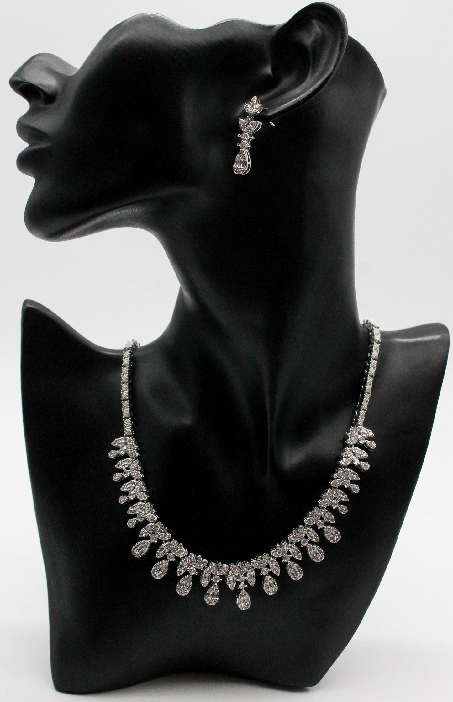 *SET HOJA / GOTA CRISTALES BLANCOS; ARETE 2.5CM DR LARGO; PULSERA 19CM; COLLAR 47CM; TONO PLATEADO*