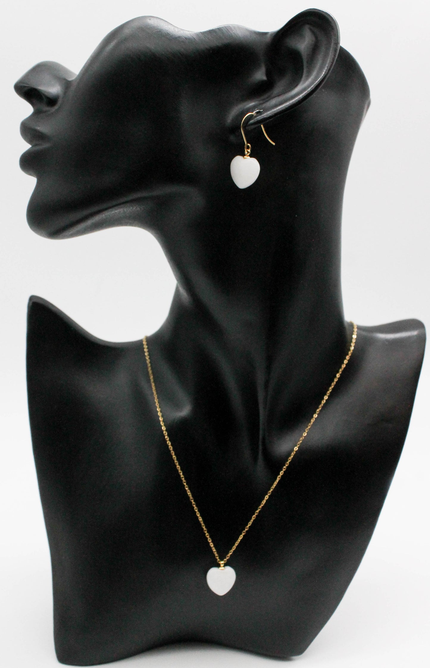 SET CORAZON PIEDRA NATURAL BLANCA 13MM; ARETES DE GANCHO; COLLAR 45CM + EXTENSION 5CM; TONO DORADO