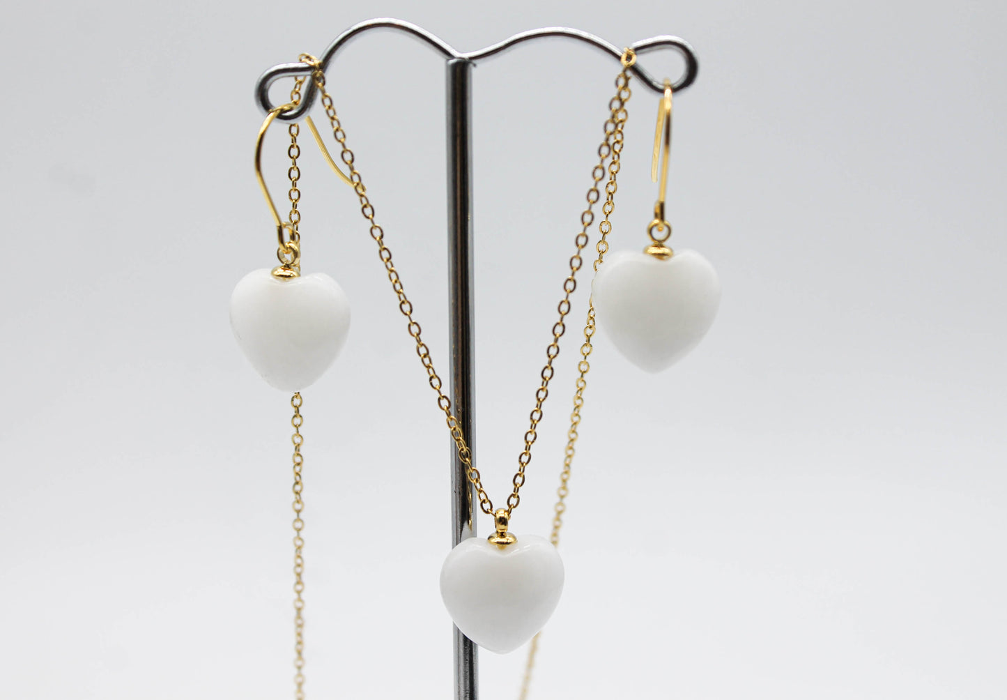 SET CORAZON PIEDRA NATURAL BLANCA 13MM; ARETES DE GANCHO; COLLAR 45CM + EXTENSION 5CM; TONO DORADO