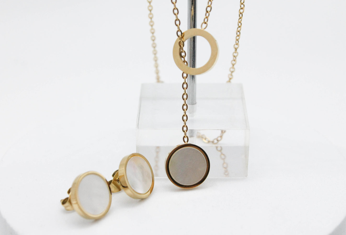 SET CIRCULO MADRE PERLA DIJE 12MM; COLLAR CORBATIN 42CM + 5CM EXTENSION; TONO DORADO
