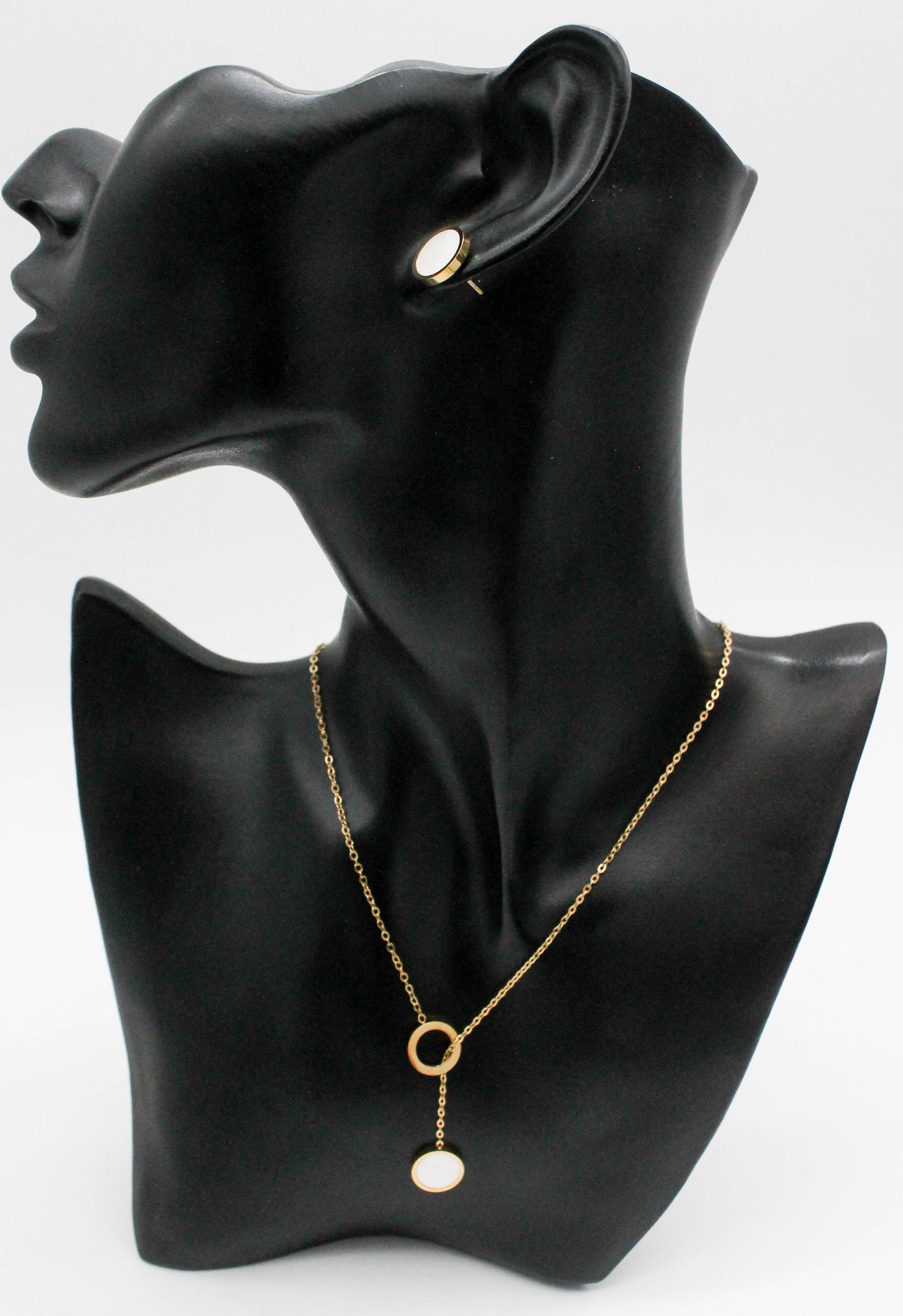 SET CIRCULO MADRE PERLA DIJE 12MM; COLLAR CORBATIN 42CM + 5CM EXTENSION; TONO DORADO