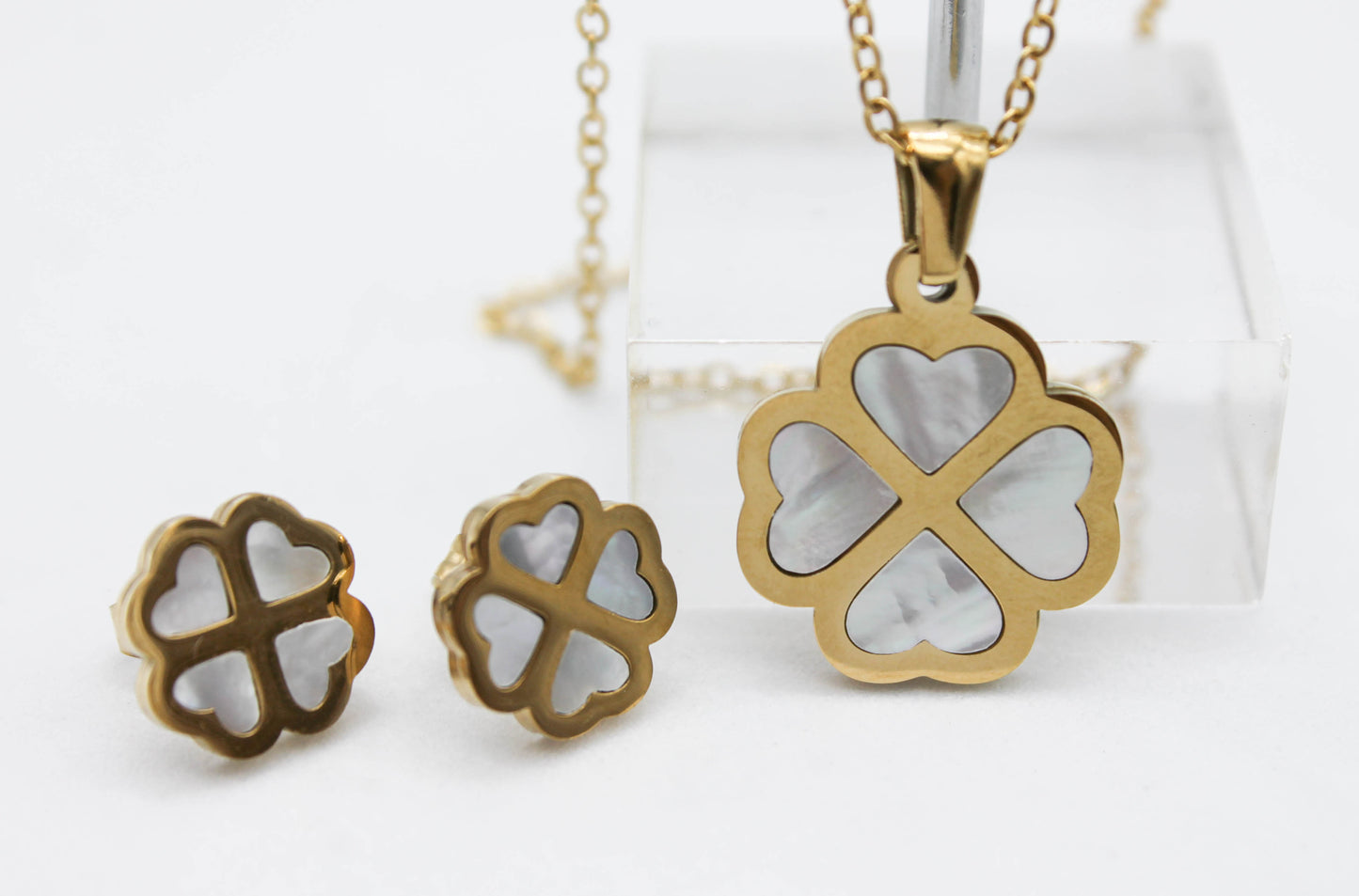 SET TREBOL 4 CORAZONES MADRE PERLA BROQUEL 12MM; COLLAR 45CM DIJE 18MM; TONO DORADO