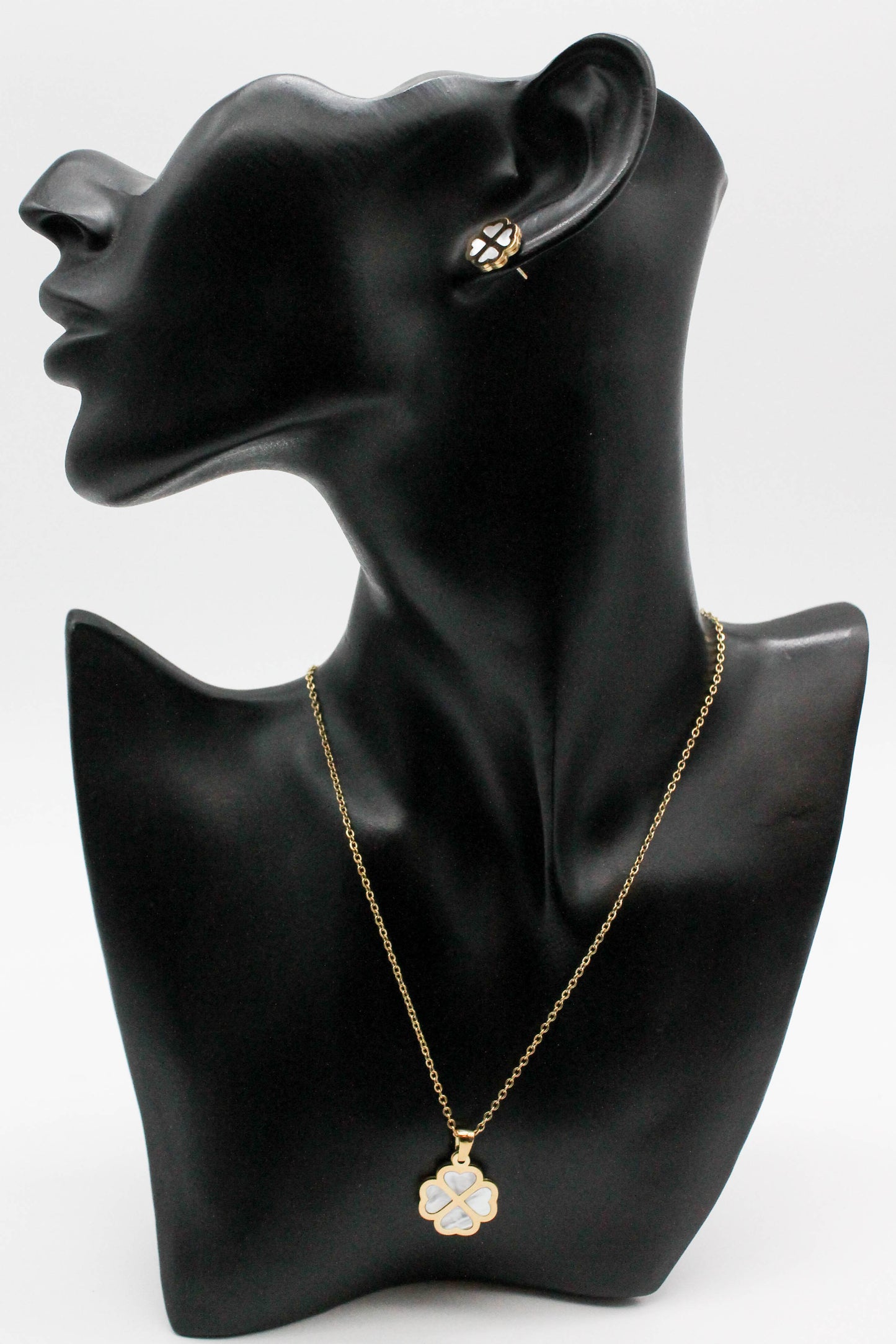 SET TREBOL 4 CORAZONES MADRE PERLA BROQUEL 12MM; COLLAR 45CM DIJE 18MM; TONO DORADO