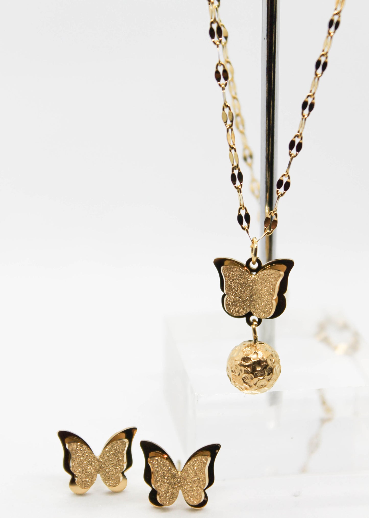SET MARIPOSA AZUCARADA BROQUEL 10MM, COLLAR ESLABON PLANO MARIPOSA ESFERA TEXTURA COLGANDO 8MM, 40CM + EXTENSION 6CM; TONO DORADO