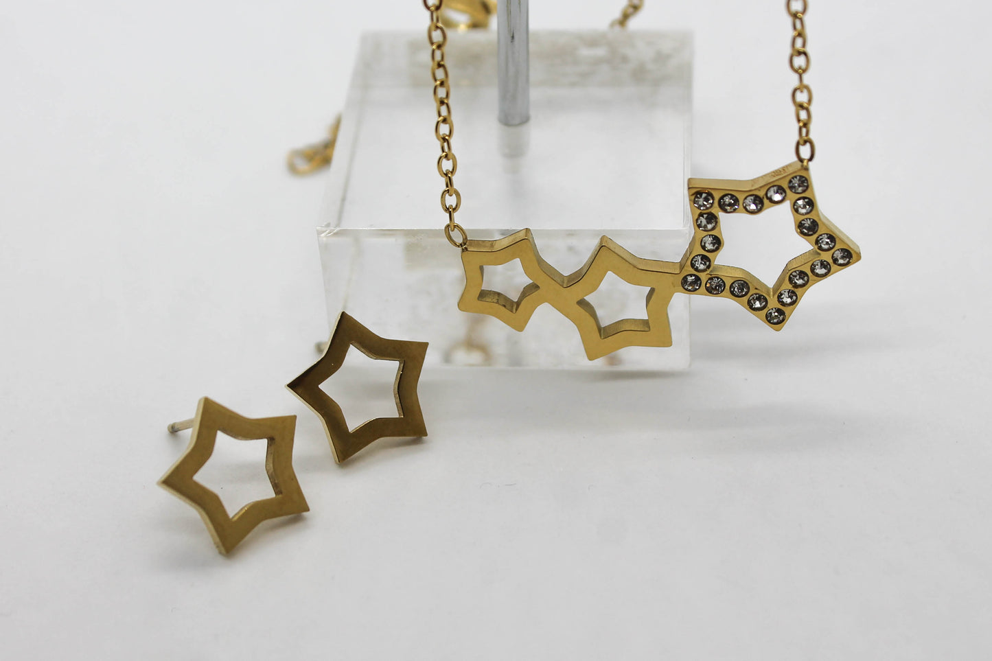 SET TRES ESTRELLAS HUECAS CIRCONIAS; TONO DORADO