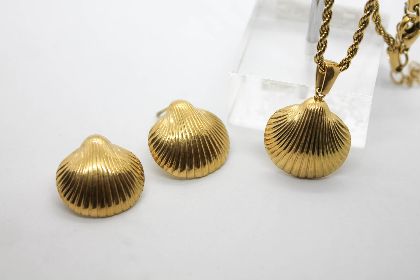 SET CONCHA 18MM CADENA TORSAL 45CMS + 5CMS EXTENSIÓN; TONO DORADO