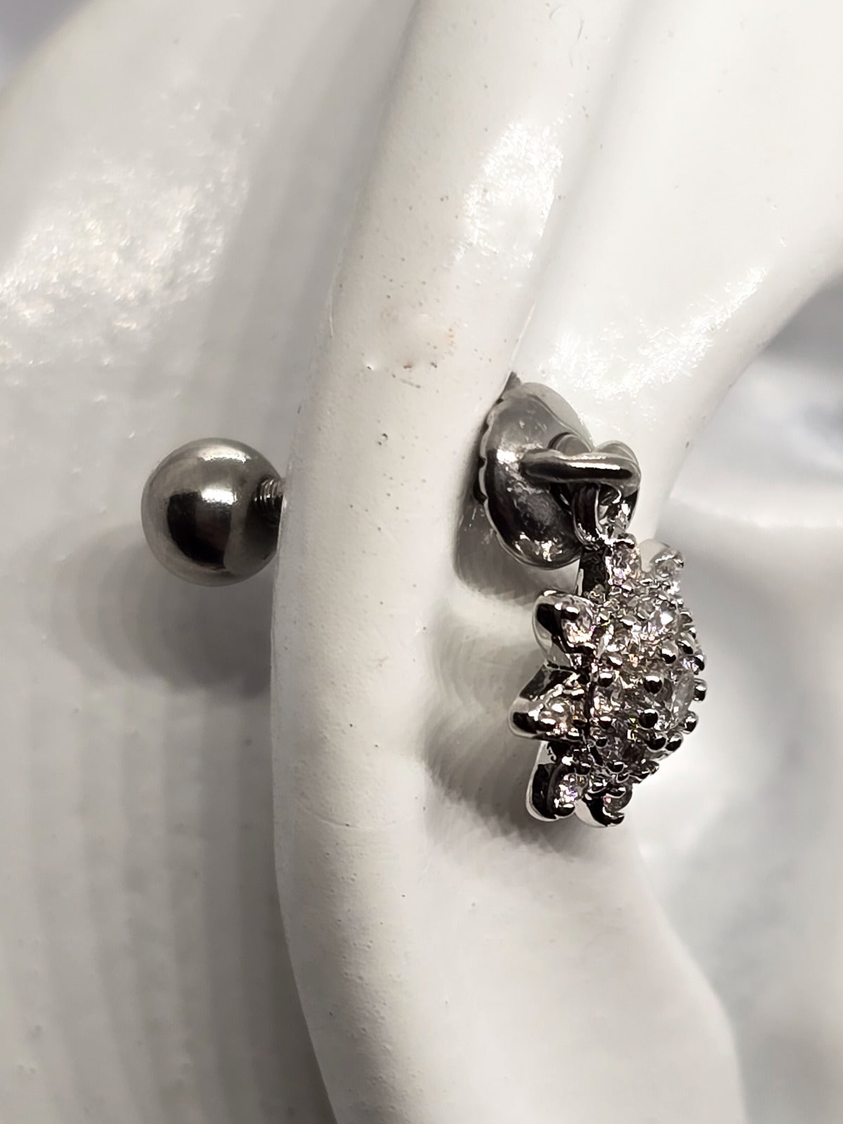 PIERCING SOL COLGANTE CIRCONIAS DIJE 6MM; TONO PLATEADO