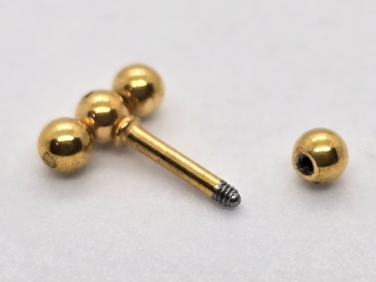 PIERCING TRES ESFERITAS EN LINEA; TONO DORADO