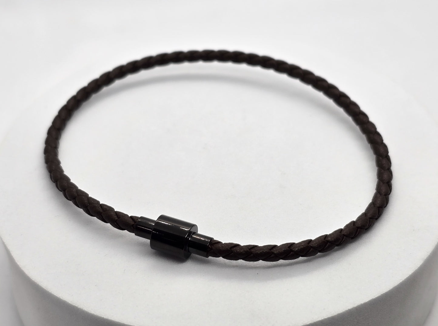 PULSERA PIEL CAFE TUBULAR; BROCHE ACERO; TONO NEGRO
