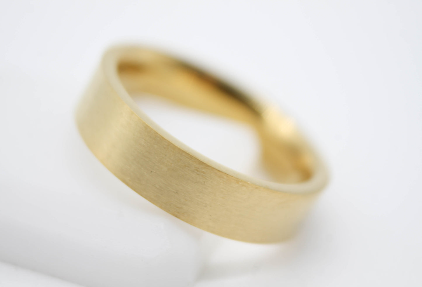 ANILLO ARGOLLA UNISEX PLANA 5 MM MATE; TONO DORADO