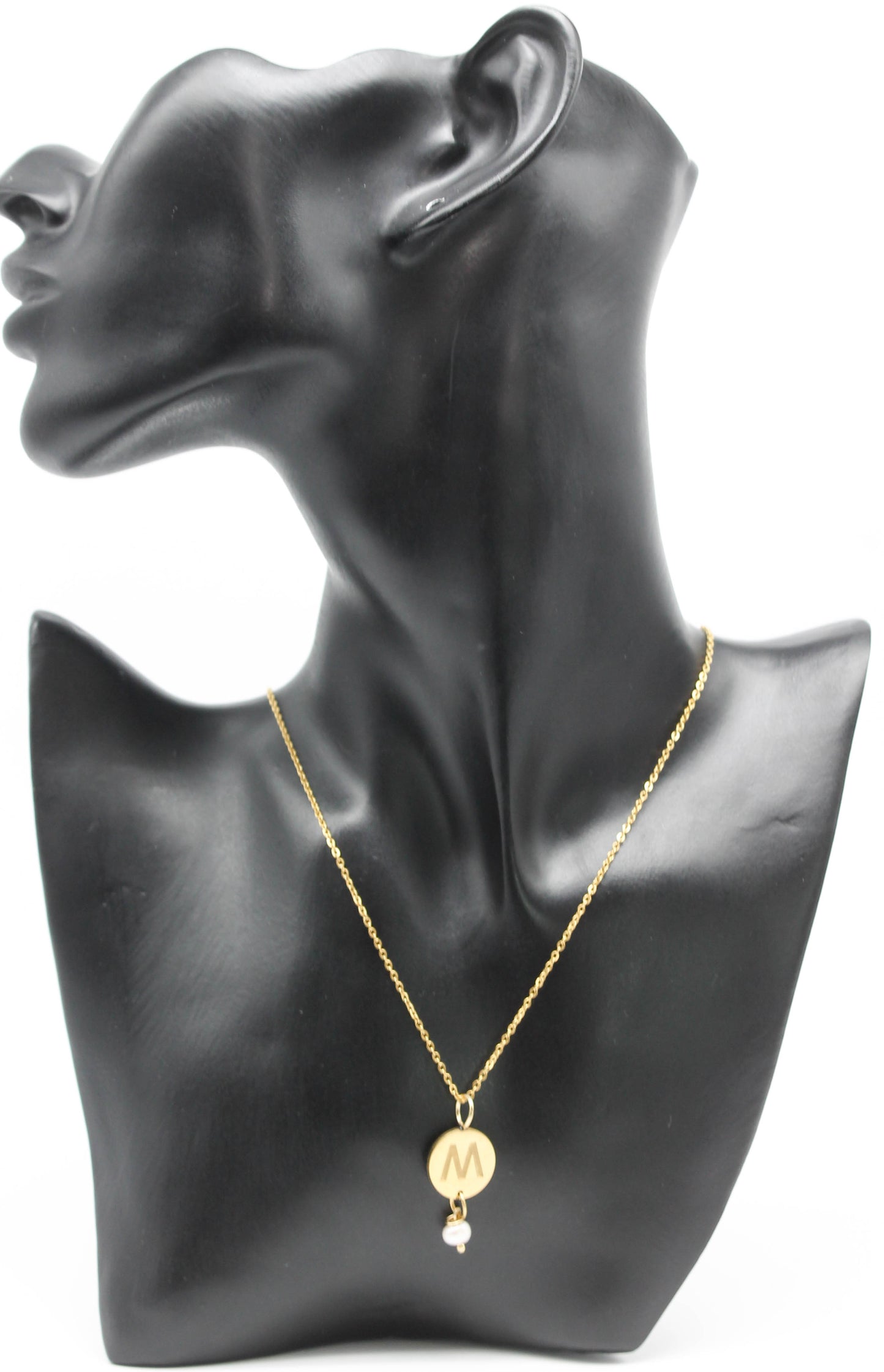 COLLAR DE LETRA "M" PERLA DE RIO