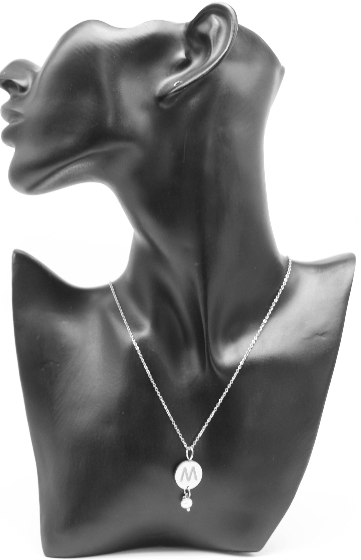 COLLAR LETRA "M" PERLA DE RIO