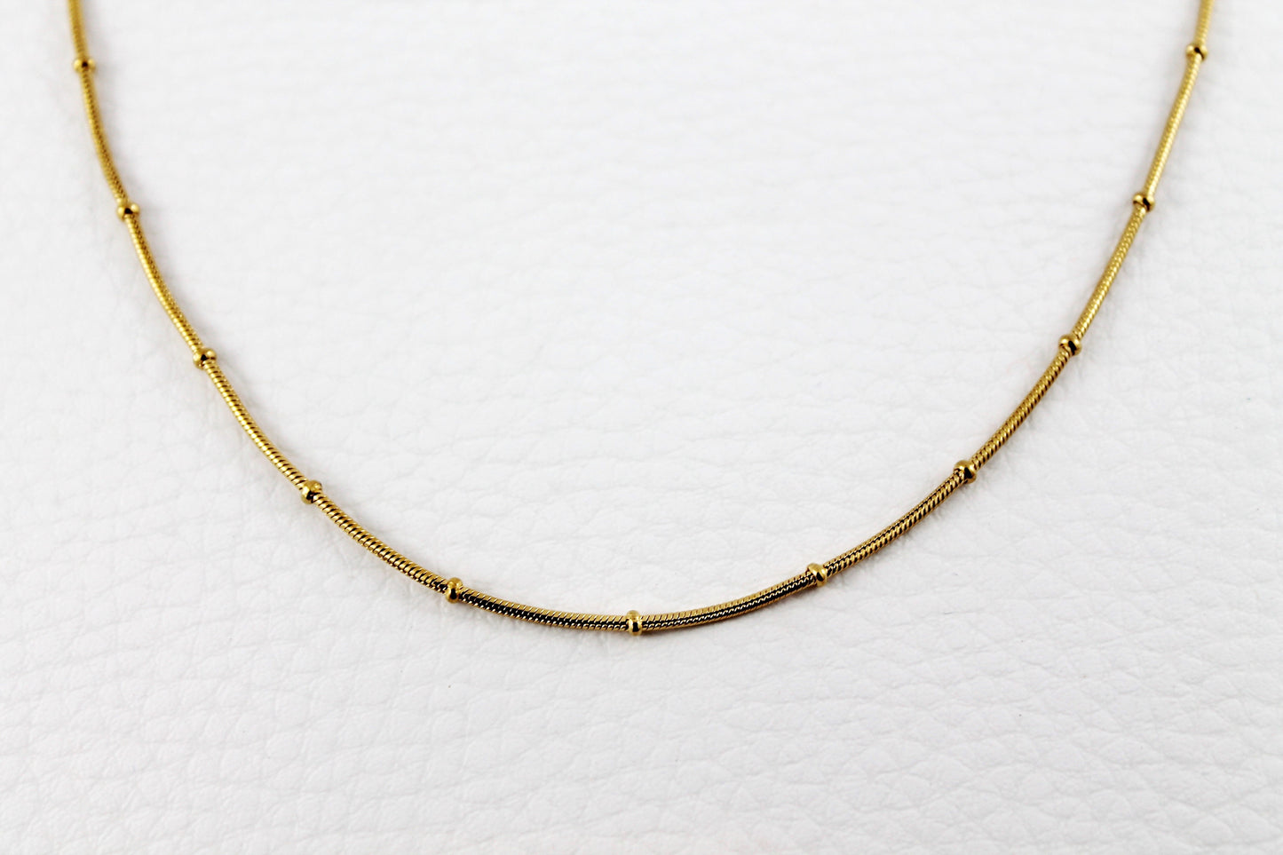 CADENA COLA DE RATON CON ESFERITAS 60CM; TONO DORADO