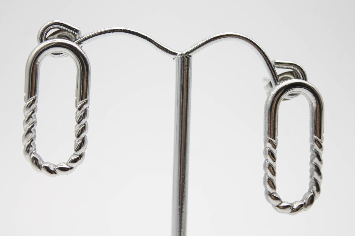 ARETES CLIP MITAD LISO MITAD TORSAL, 20 MM, TONO PLATEADO