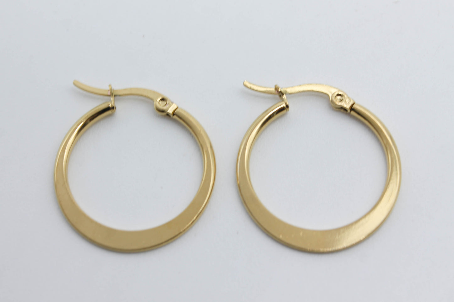ARRACADAS BASICAS PLANAS 25MM; TONO DORADO
