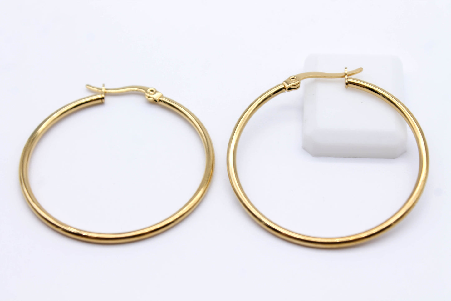 ARRACADAS BASICAS TUBULARES 40MM; TONO DORADO