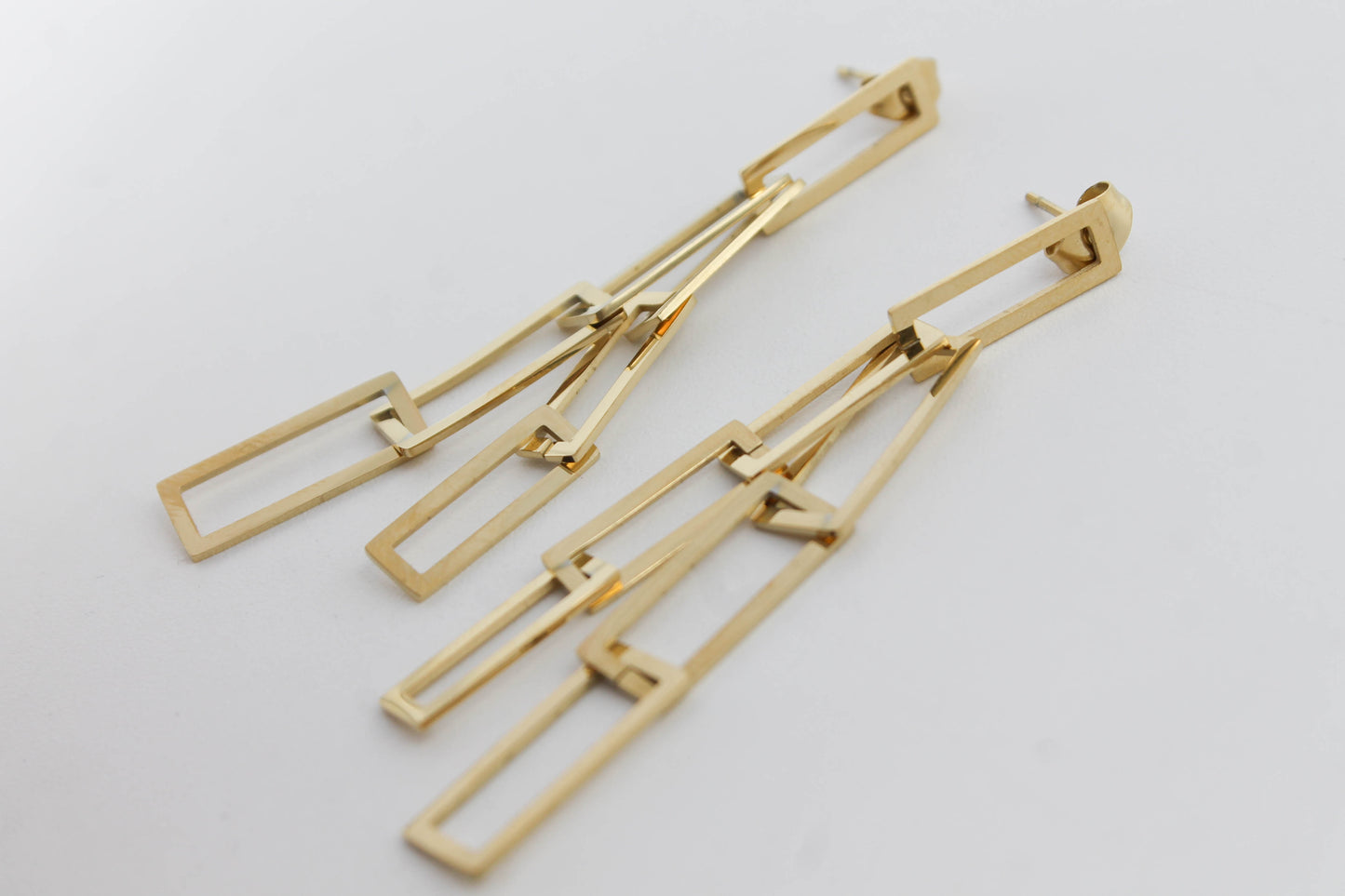 ARETES RECTANGULOS 2 TIRAS, 6.5 CM LARGO, TONO DORADO